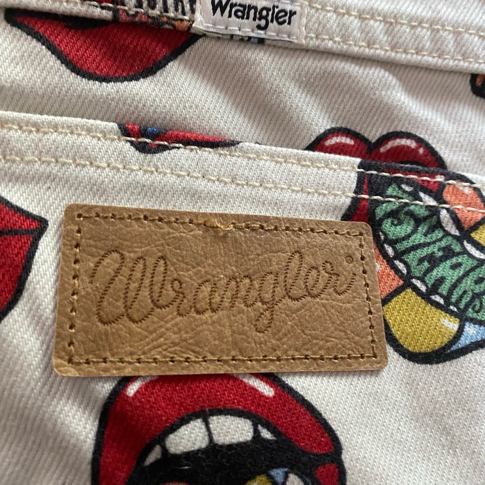 Wrangler Barrel 652 high rise read my lips Rolling Stones jeans. Size 30x31 - Picture 5 of 7
